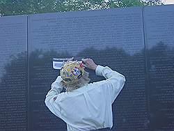 Het Vietnam veterans memorial - erg druk in het weekend voor memorial day; je kan een naam laten 'kopieren' als aandenken