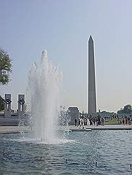Het Washington monument - gezien vanaf het World War 2 memorial