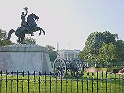 Het Witte huis - de voorkant met een standbeeld op de voorgrond en het Washington Monument op de achtergrond