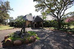 Mziki Safari Park - ingang van de Lodge