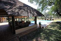 Mziki Safari Park - overdekt buitenterras met daarachter het zwembad
