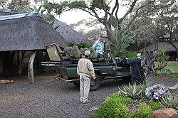 Mziki Safari Park - vertrek van de ochtendsafari om 06:30 uur