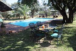 Mziki Safari Park - terug in de lodge; na 3 uur safari lekker ontbijten